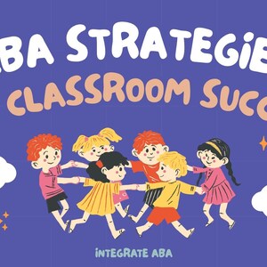 Może przedstawiać: Fioletowa ilustracja graficzna z napisem ABA STRATEGIES FOR CLASSROOM SUCCESS w białych i brzoskwiniowych literach bąbelkowych. Pod tekstem sześcioro dzieci o różnych kolorach włosów trzyma się za ręce w kole, w otoczeniu białych chmur i gwiazd.