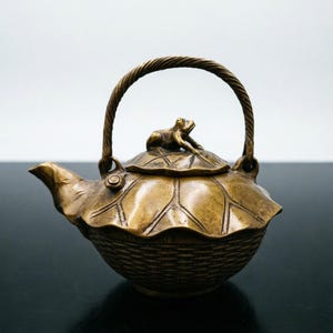 Adornos chinos de tetera con forma de rana y hoja de loto, tallados a mano en cobre puro y latón, exquisitos y únicos, dignos de coleccionar y usar.