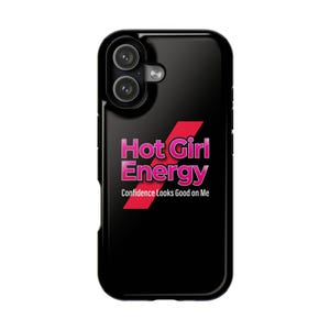 Può includere: Una custodia per smartphone nera con una grafica a striscia diagonale rossa. Il testo "Hot Girl Energy" è stampato in un carattere sfumato rosa audace, con il testo bianco più piccolo "Confidence Looks Good on Me" posizionato sotto la striscia.
