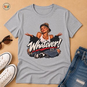 Op de afbeelding: Een grijs gemêleerd T-shirt met korte mouwen en een grafische print van een persoon in een wit hemdje, donker jasje, blauwe spijkerbroek en zwarte honkbalpet. De tekst "Whatever!" staat in grote witte letters met een rode onderstreping.