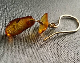 Pendiente de ámbar, pendiente individual, pepitas de ámbar báltico color coñac, bañadas en oro artesanalmente (n.° 1354)