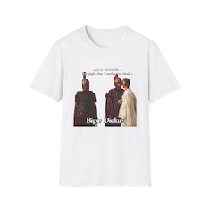 Peut inclure: Un t-shirt blanc à manches courtes avec une impression graphique représentant deux soldats romains et une personne en toge blanche. Le texte au-dessus indique : anybody also feel like a little giggle when I mention my friend— et en dessous : Bigus Dickus?