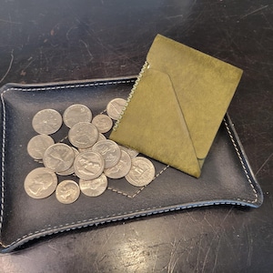 Portefeuille minimaliste en cuir fait main.