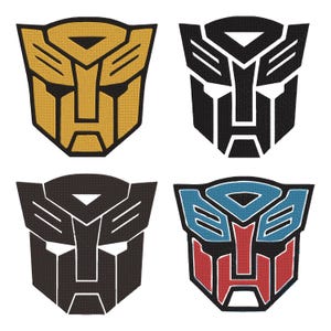 Puede incluir: Cuatro parches bordados con el emblema Autobot de Transformers. El de arriba a la izquierda es dorado, el de arriba a la derecha es negro, el de abajo a la izquierda es marrón oscuro y el de abajo a la derecha es azul y rojo con bordes negros.