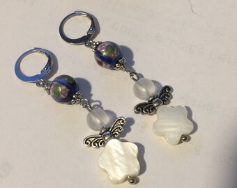 Mutter Perle Engelsflügel Ohrringe mit blauen Keramik Perlen und Hebel wieder Haken. #E00339