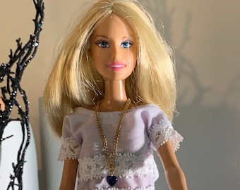 Handgemachte OOAK Barbie Set, alltägliche Outfit mit Halskette und rosa Hut.