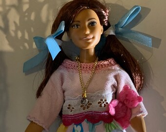 Handgemachte OOAK Barbie Set, Ostern lange Pyjamas mit Halskette, Schwellen, Bögen und rosa Teddybär.003