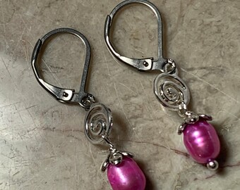 Zarte Süßwasser rosa Ohrringe, mit Silber Spirale Charme Stecker, Hebel zurück Ohrringe Haken. #E00359