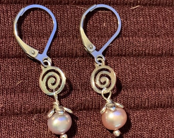 Zarte Süßwasser Lavendel Ohrringe, mit Silber Spirale Charme Stecker, Hebel zurück Ohrringe Haken. #E00360