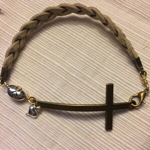 Armband i naturligt mockaläder med bronsfärgad korskoppling, cancerberlock och hjärta #B00214