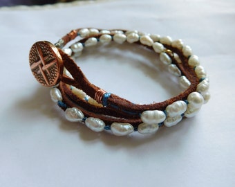 Braune Wildleder Lederarmband häkeln mit weißen Süßwasserperlen. #B00193