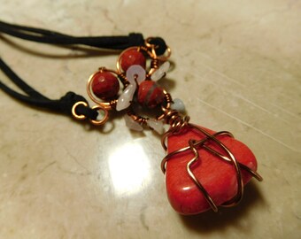 Schwarz Leder Halskette mit roten Jaspis und Rosenquarz Steine, Kritzeleien Design, mit Kupferdraht #N00145 umwickelt