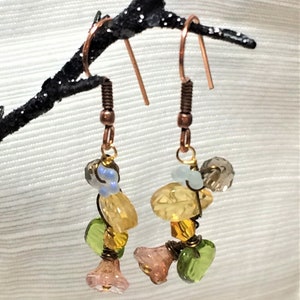 Pendientes de envoltura de otoño con cuentas de flores de vidrio checas y cristales. E00345