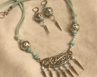 Boho Halskette Set mit hellblauen Leder Türkis und Spikes / Kegel Charms und passende Ohrringe, #NES00120