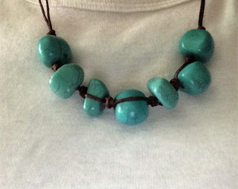 Leder Halskette mit Türkis Nuggets Perlen und passende Ohrringe #NES00126