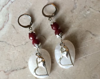 Weiße Quarz Ohrringe mit dekorativen Silber-Ton-Herzen, facettierten Granat Stein Perlen und Edelstahl-Hebel zurück Ohrringe. #E00342