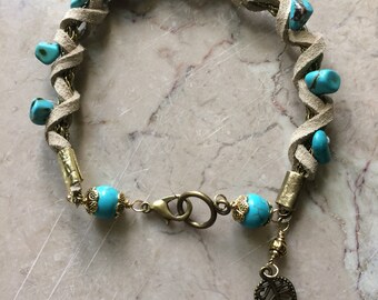 Beige Leder/Bronze-Draht häkeln kettenarmband mit türkisfarbenen Perlen und Blatt-Anhänger. #B00248