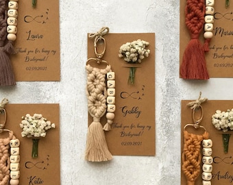 Portachiavi in macramè personalizzato con nome, ideale come regalo per le damigelle d'onore, bomboniere per addio al nubilato/celibato, regalo per la proposta di matrimonio della damigella d'onore, portachiavi regalo per le damigelle d'onore.