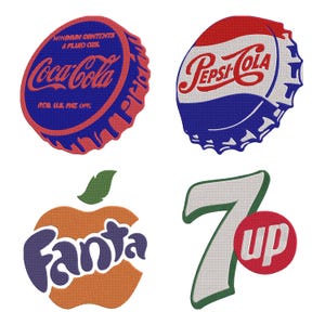 Pode incluir: Um conjunto de quatro emblemas bordados com logótipos de marcas de refrigerantes. Inclui uma tampa de garrafa Coca-Cola azul, uma tampa Pepsi-Cola vermelha, branca e azul, uma forma de maçã Fanta laranja e um logótipo 7-Up verde e vermelho.