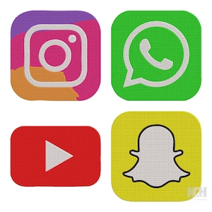 Op de afbeelding: Een set van vier vierkante patches met social media iconen. Links bovenaan staat een paars, roze en oranje Instagram-logo. Rechts bovenaan staat een groen WhatsApp-icoon. Links onderaan staat een rode YouTube-afspeelknop. Rechts onderaan staat een gele Snapchat-geest.