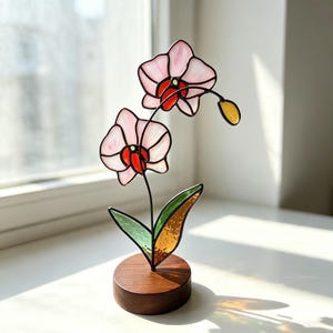 ステンドグラスのピンクの蘭のテーブルデコレーション（木製台座付き）、自立型ファレノプシスガラスフラワーオーナメント、永遠の花のホームアクセント、新築祝い