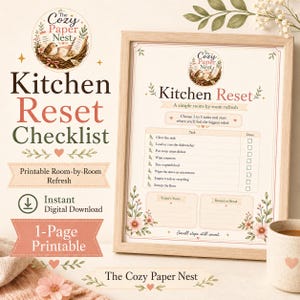 Puede incluir: Una lista de control imprimible Kitchen Reset enmarcada sobre fondo beige claro con detalles florales, un logo de nido de pájaro y una lista de tareas que incluye fregadero, lavavajillas, encimeras y suelo, con secciones de enfoque y recompensa.