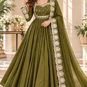 Olijfgroene Anarkali-jurk voor dames, Pakistaanse Salwar Kameez, geborduurde Anarkali-jurk, outfit voor een Indiase bruiloftsgast, kleding voor een Eid-feest.