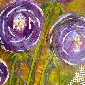 Op de afbeelding: Een acrylverfschilderij op canvas met verschillende gestileerde paarse bloemen met witte cirkelvormige penseelstreken en gele centra. De bloemen hebben groene stengels en bladeren tegen een textuurrijke, levendige mosterdgele en groene achtergrond.