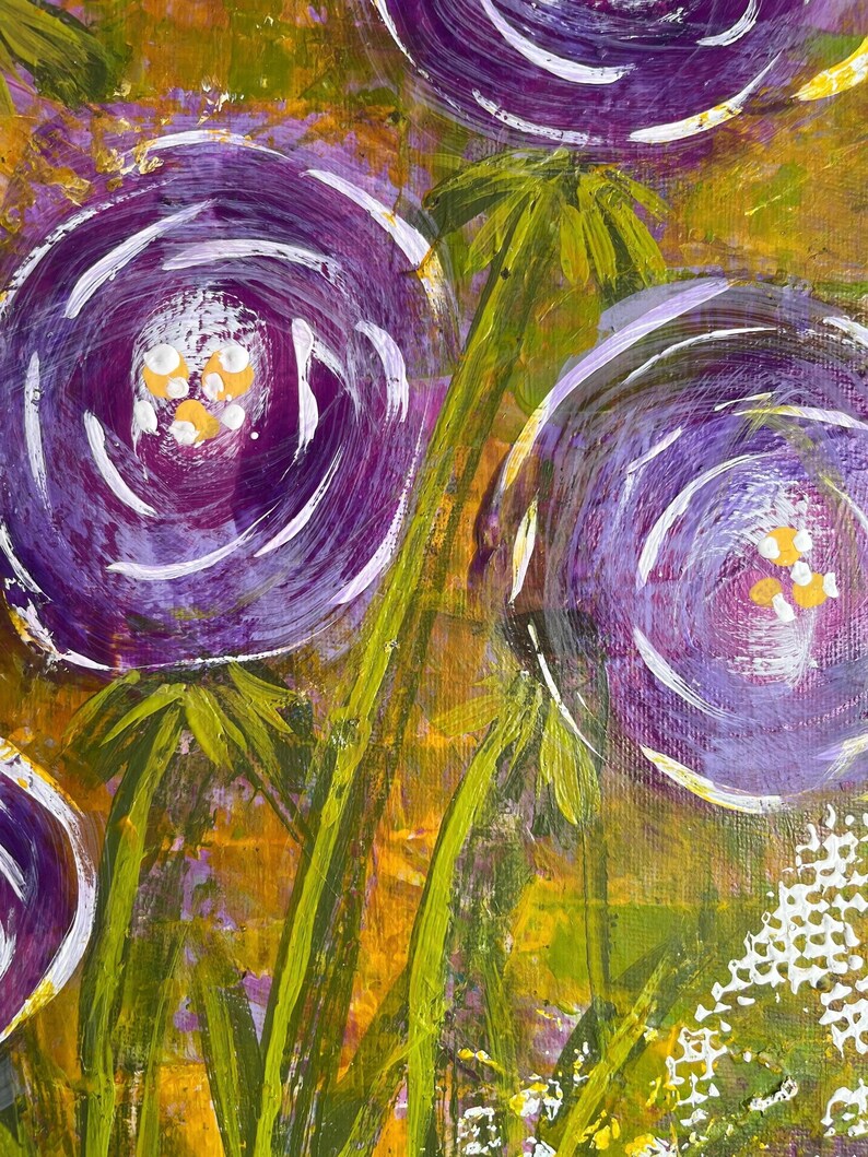 Op de afbeelding: Een acrylverfschilderij op canvas met verschillende gestileerde paarse bloemen met witte cirkelvormige penseelstreken en gele centra. De bloemen hebben groene stengels en bladeren tegen een textuurrijke, levendige mosterdgele en groene achtergrond.