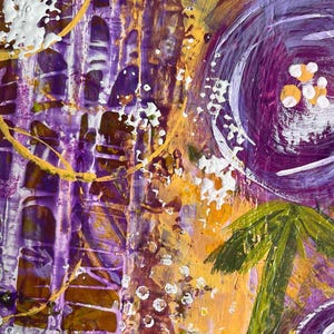 Op de afbeelding: Een abstract schilderij met dikke lagen paarse, gele en oranje acrylverf. De compositie bevat gestructureerde witte verfspatten, dunne gele cirkelvormige lijnen en een groene palmachtige vorm op een levendig, meerlagig oppervlak.