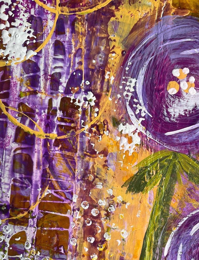 Op de afbeelding: Een abstract schilderij met dikke lagen paarse, gele en oranje acrylverf. De compositie bevat gestructureerde witte verfspatten, dunne gele cirkelvormige lijnen en een groene palmachtige vorm op een levendig, meerlagig oppervlak.