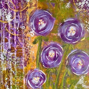 Op de afbeelding: Een abstract schilderij met vijf cirkelvormige paarse bloemen met witte centra en groene stengels. De achtergrond is een textuurrijke mix van gele, groene en paarse tinten met witte cirkelvormige patronen en verticale lijnen door het geheel.