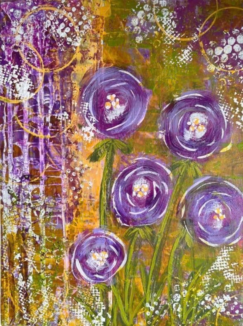 Op de afbeelding: Een abstract schilderij met vijf cirkelvormige paarse bloemen met witte centra en groene stengels. De achtergrond is een textuurrijke mix van gele, groene en paarse tinten met witte cirkelvormige patronen en verticale lijnen door het geheel.