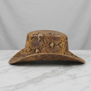 Cartola de cowboy com estampa de cobra em tom marrom dourado | Chapéu estilo faroeste com faixa trançada