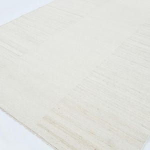 ソフトグラウンドコーブクリームウールラグ、手織りローパイルフラットウィーブ、クリームエリアラグ 8x10 画像 3