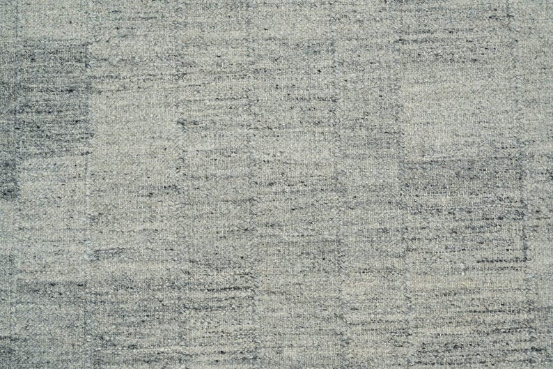 Zacht, handgeweven, laagpolig, taupekleurig vloerkleed van wol, 8x10 cm. afbeelding 3