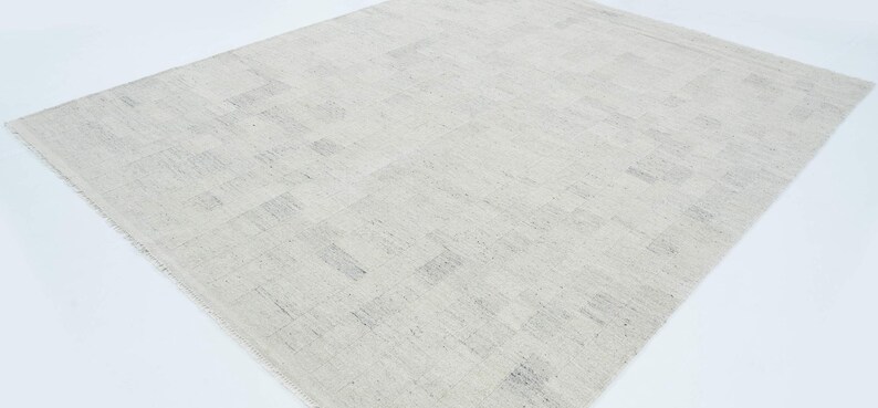 Alfombra de lana Soft Ground Dell Taupe, tejida a mano con pelo corto y tejido plano, alfombra de área Greige Taupe de 8x10 imagen 6