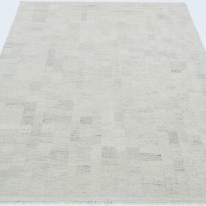 Alfombra de lana Soft Ground Dell Taupe, tejida a mano con pelo corto y tejido plano, alfombra de área Greige Taupe de 8x10 imagen 3