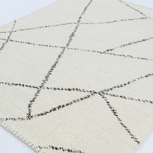 Warmnerf berkenhouten vloerkleed in ivoorkleur, handgeweven met een gestructureerd tribaal patroon, ivoorkleurig crèmekleurig vloerkleed 8x10 afbeelding 6