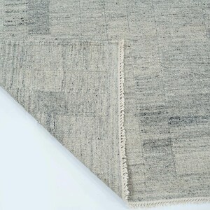 Zacht, handgeweven, laagpolig, taupekleurig vloerkleed van wol, 8x10 cm. afbeelding 4