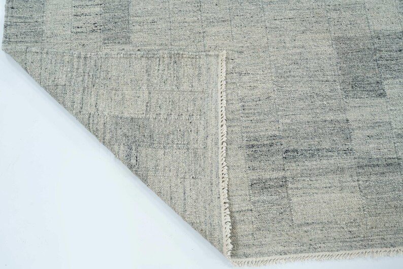 Zacht, handgeweven, laagpolig, taupekleurig vloerkleed van wol, 8x10 cm. afbeelding 4