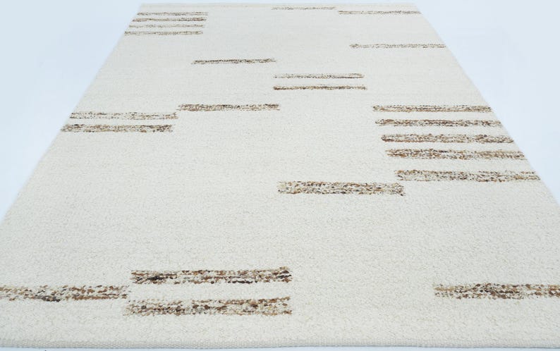 Alfombra de lana color marfil Warm Grain Beam, tejida a mano con textura tribal, alfombra color crema marfil de 8x10 imagen 3
