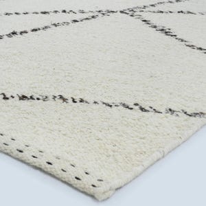 Warmnerf berkenhouten vloerkleed in ivoorkleur, handgeweven met een gestructureerd tribaal patroon, ivoorkleurig crèmekleurig vloerkleed 8x10 afbeelding 7