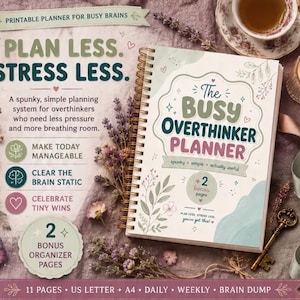 Könnte beinhalten: Ein spiralgebundener Planer mit dem Titel The Busy Overthinker Planner und einem cremefarbenen Einband mit grünen, rosafarbenen und blauen botanischen Illustrationen. Der Text lautet Plan Less. Stress Less. und nennt US Letter und A4 Formate.