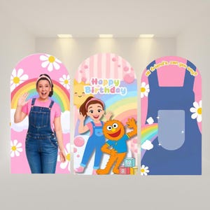 Op de afbeelding: Drie boogvormige achtergrondpanelen met kleurrijke ontwerpen. Het linkerpaneel toont een persoon in een spijkerbroek, het middelste paneel een getekend meisje en oranje monster met de tekst Happy Birthday, en het rechterpaneel een blauwe tuinbroek.