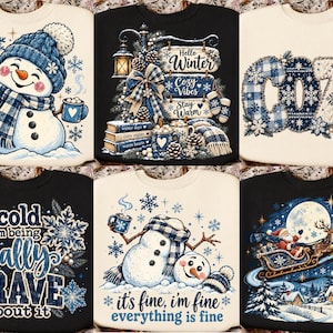 Może przedstawiać: Kolekcja sześciu bluz z grafikami o tematyce zimowej. Wzory przedstawiają bałwany, Świętego Mikołaja w saniach oraz napisy takie jak Hello Winter, Cozy i I'm cold, utrzymane w odcieniach niebieskiego i bieli.