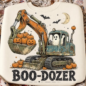 Puede incluir: Una sudadera color crema con un gr&aacute;fico de una excavadora azul y naranja operada por un fantasma blanco. La cuchara de la excavadora sostiene varias calabazas naranjas, algunas con caras. El texto BOO-DOZER aparece en la parte inferior.