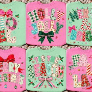 Puede incluir: Seis sudaderas de cuello redondo en verde menta y rosa con diseños de texto festivos. Cada prenda muestra letras coloridas con patrones de cuadros, rayas y lunares, decoradas con lazos, acebo y adornos navideños.
