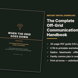 Może przedstawiać: Cyfrowy przewodnik pod tytułem The Complete Off-Grid Communication Handbook z ciemnozieloną okładką, żółtym tekstem i ikoną sygnału. Zawiera 30-stronicowy plik PDF, 9 arkuszy do druku, radia, Meshtastic oraz mapy offline.