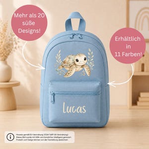 Könnte beinhalten: Ein hellblauer Rucksack mit einer zentralen Illustration einer Meeresschildkröte, umgeben von Blattzweigen. Auf der Vordertasche steht der Name Lucas in einer hellen Schreibschrift. Der Rucksack hat einen Tragegriff und Reißverschlüsse.